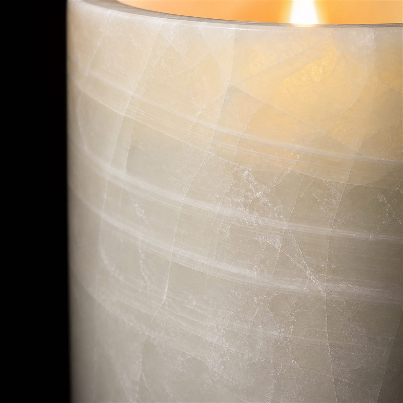 Bakhoor brings deep, resinous oud warmth.